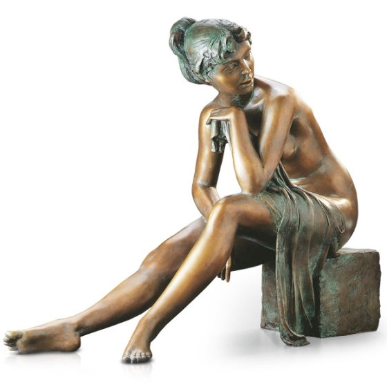 Frontansicht der Bronzefigur "Ich lausche dem Gesang der Vögel"