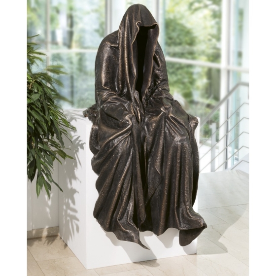 Frontansicht der Bronzeskulptur "Kantenhocker (Braun)"