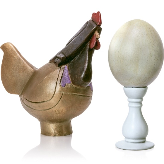 Frontansicht der Bronzeskulptur "Die Zweifel einer lieben Henne"