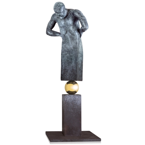 Frontansicht der Bronzeskulptur "That is the question"