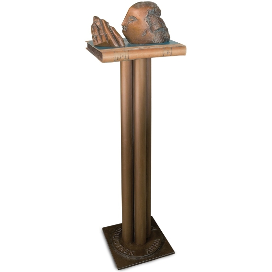 Frontansicht der Bronzeskulptur "Die Lesende"