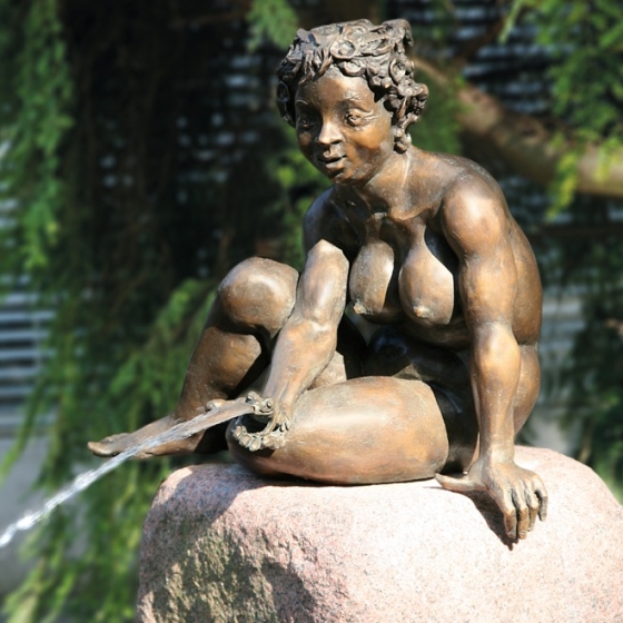Frontansicht der Bronzeskulptur "Mädchen mit Frosch"