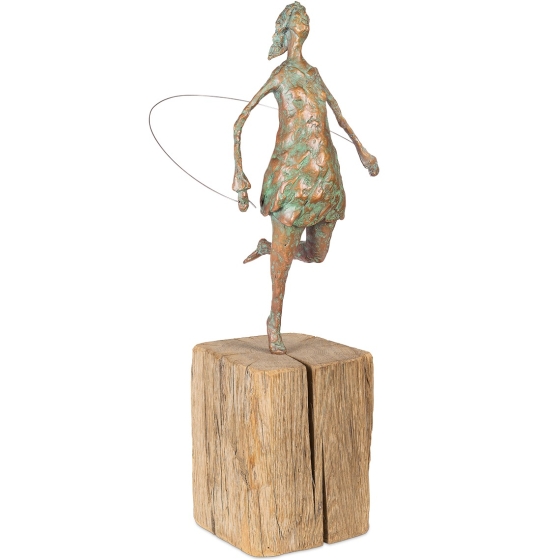 Frontansicht der Bronzeskulptur "Seilspringerin"