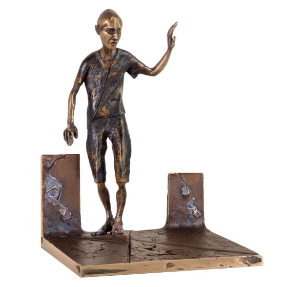 Frontansicht der Bronzeskulptur "Am Scheideweg"