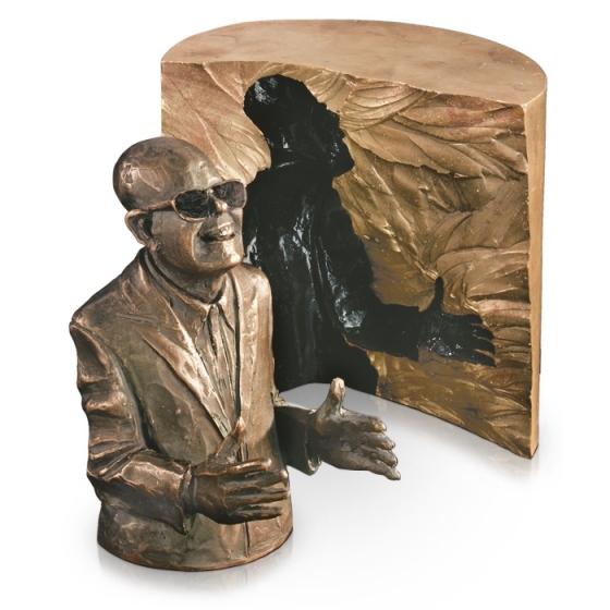 Frontansicht der Bronzeskulptur "Der Schwätzer"