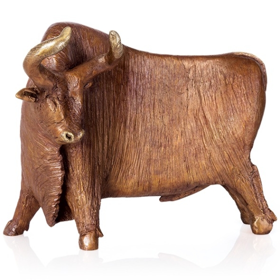 Frontansicht der Bronzeskulptur "Stier"