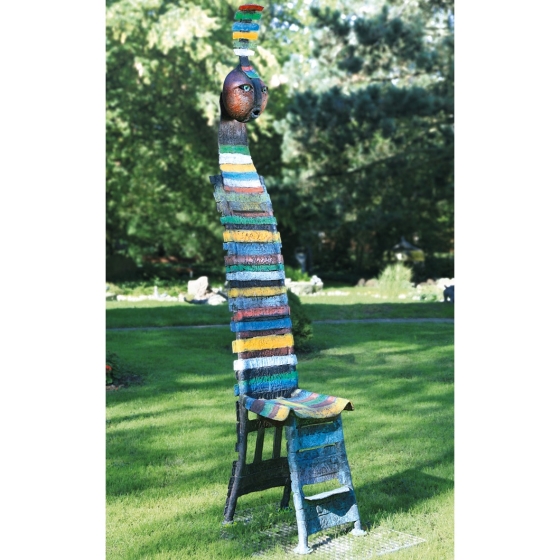 Frontansicht der Bronzeskulptur "Stuhl"