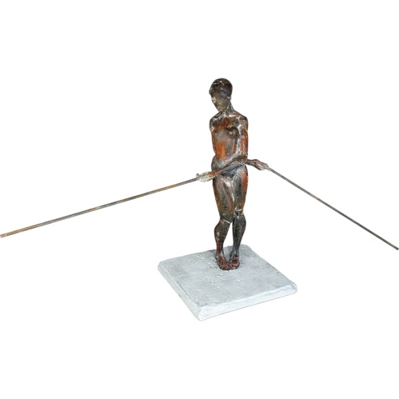 Frontansicht der Bronzeskulptur "Stabtanz"