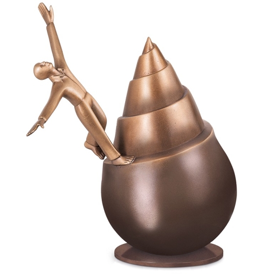 Frontansicht der Bronzeskulptur "Infinity"