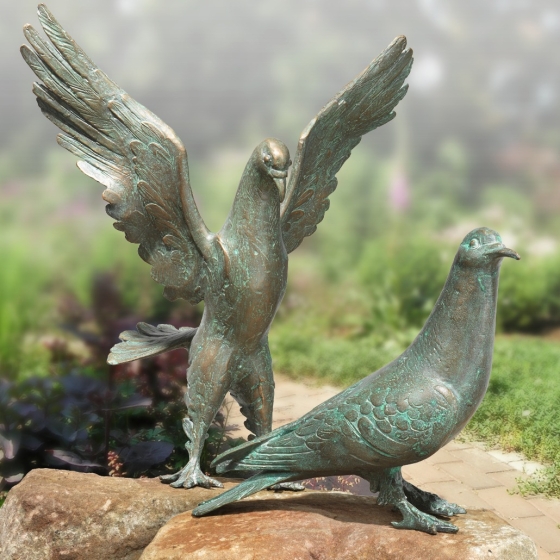 Frontansicht der Bronzefiguren "Tauben-Set"