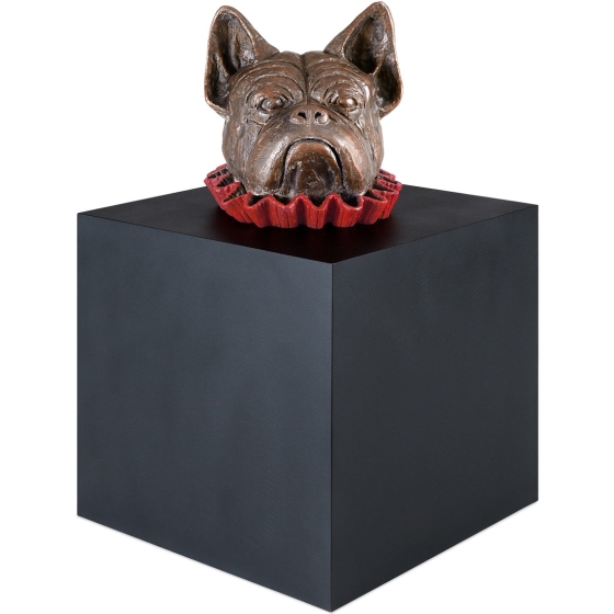 Frontansicht der Bronzeskulptur "Hund im Würfel"