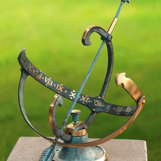 Bronze-Sonnenuhr im Halbkreis mit Pfeil und römischen Ziffern. Bronzefiguren und Gartenfiguren bei Kunsthandel Lohmann in Timmendorfer Strand.