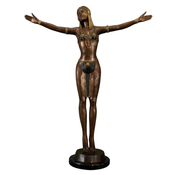 Frontansicht der Bronzefigur "Orientalische Frau Mila" vor weißem Hintergrund