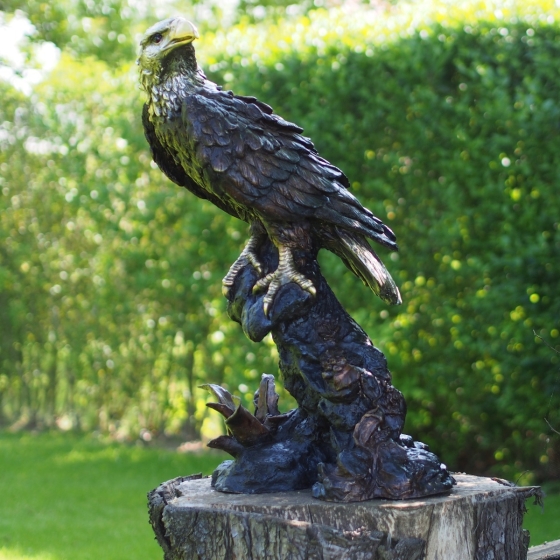 Bronzefigur eines Adlers auf einem Baumstumpf
