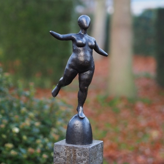 Bronzeskulptur "Ballerina Molly" mit brauner Patina