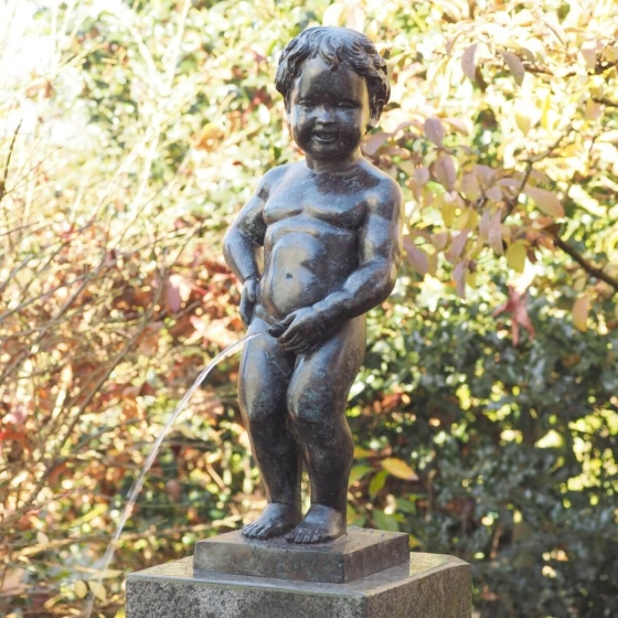 Bronzeskulptur Manneken Pis stehend mit brauner Patina auf einer Säule