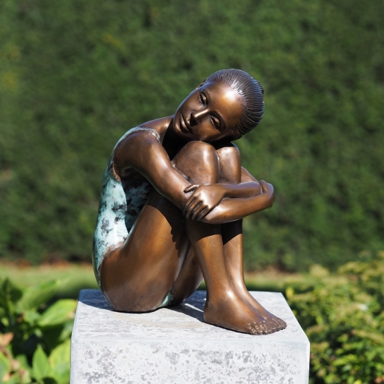 Bronzefigur "Sitzendes Mädchen Paula"