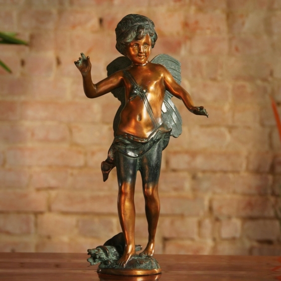 Bronzeskulptur Stehende Fee auf einem Schrank