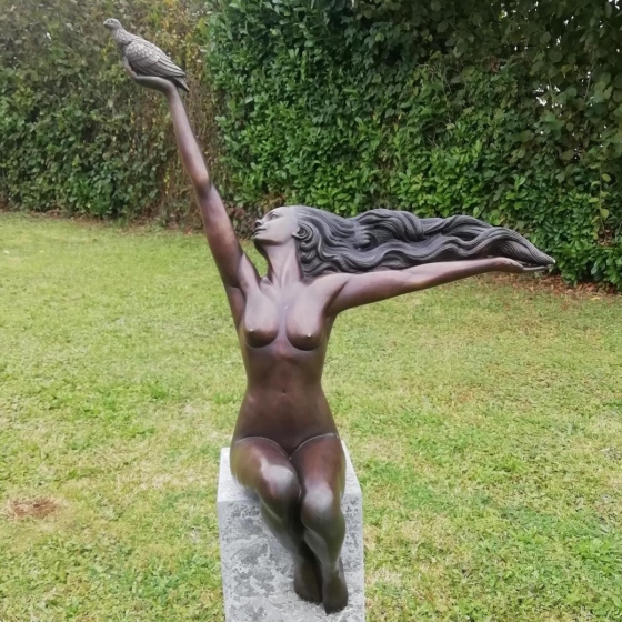 Bronzeskulptur "Junge Emilia mit Vogel" Aktfigur sitzend auf einem Sockel