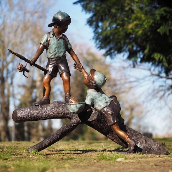 Bronzeskulptur "Junge Angler auf Baumstamm"