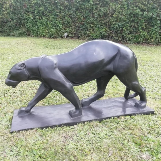 Bronzeskulptur "Laufender Panther" auf Sockel mit einer schwarzen Patina