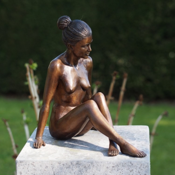 Bronzefigur "Sitzende Alina" klein