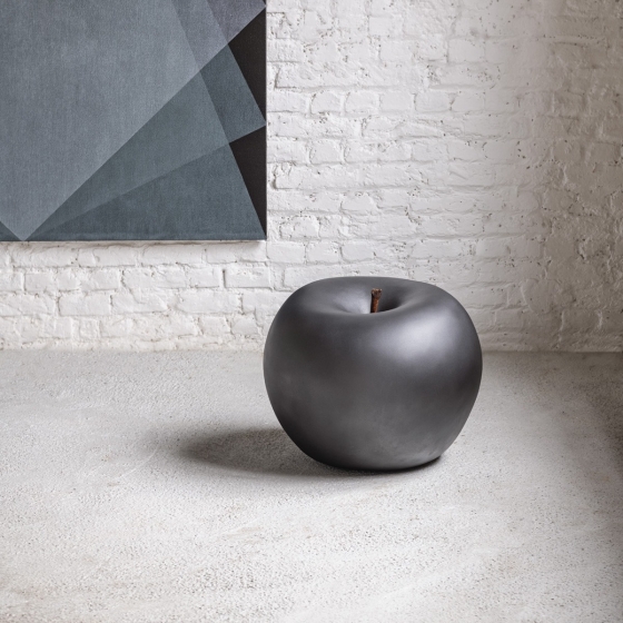 Graphit Skulptur "Apple" von Selma Calheira