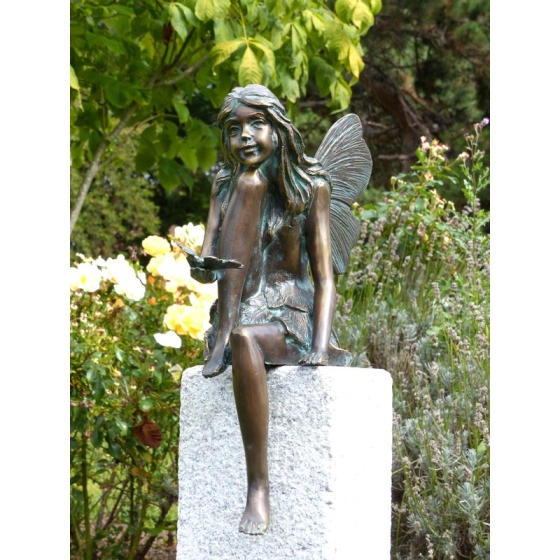 Bronzefigur Fee mit Schmetterling auf der Hand