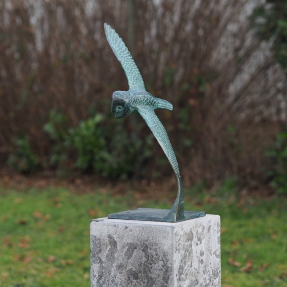 Moderne Bronzeskulptur einer Eule im Flug mit Sockel