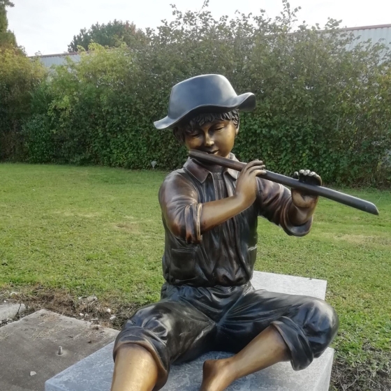 Bronzeskulptur "Flötenspieler Kasper mit Querflöte" als Wasserspeier