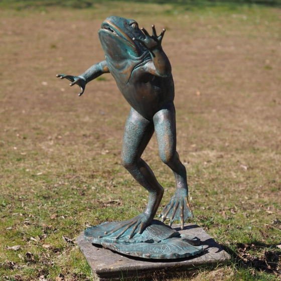 Bronzeskulptur "Großer springender Frosch" als Wasserspeier