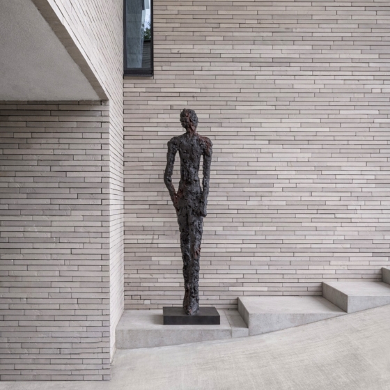 Bronzeskulptur "Talk" von Ann Vrielinck