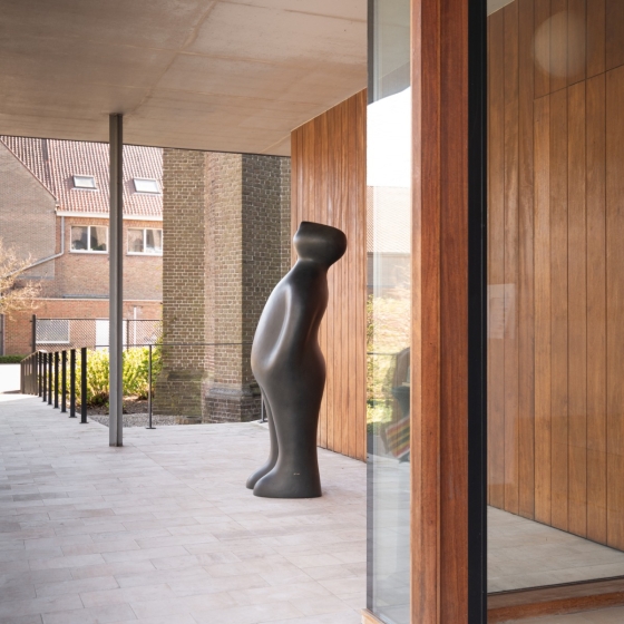 Skulptur "The Visitor 180 - Bronze" von Guido Deleu