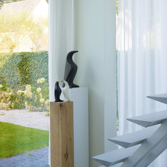 Skulptur "Pinkwin large" von Guy Buseyne