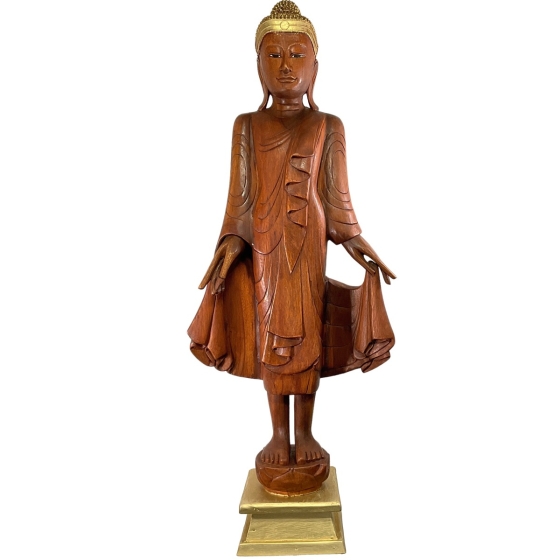 Frontansicht des Holzbuddha