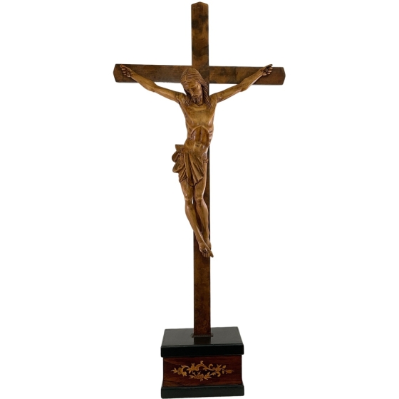Frontansicht der Holzfigur "Jesus am Kreuz"