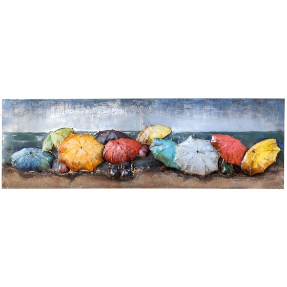 Strandbild voller bunter Sonnenschirme aus Metall