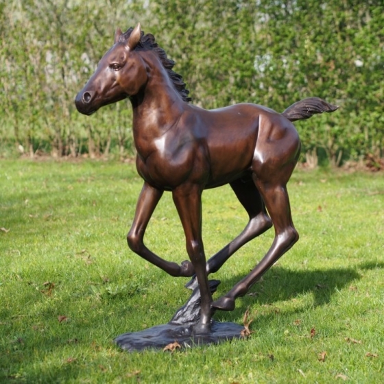 Bronzefigur "Laufendes Fohlen" auf einer Wiese