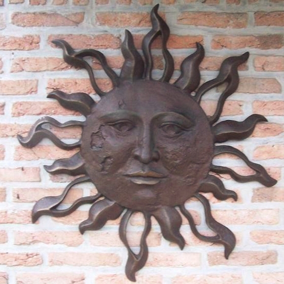 Sonne als Wandrelief. 
