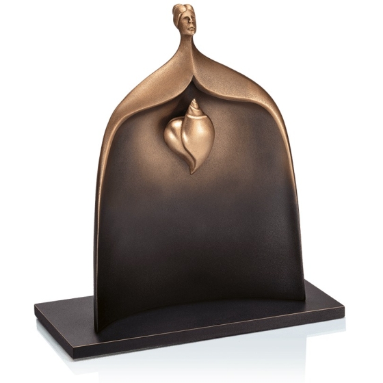 Frontansicht der Bronzefigur "Hidden Heart"