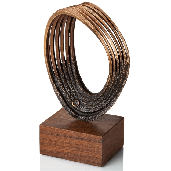 Frontansicht der Bronzefigur "Unendlichkeit"