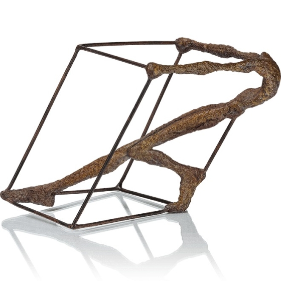 Frontansicht der Bronzeskulptur "Figur im Würfel"