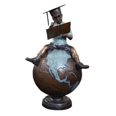 Frontansicht der Bronze "Junge auf Weltkugel"