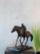 Jockey aus Bronze auf Marmorsockel von vorne 