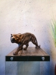 Bronzeskulptur Tiger stehend mit brauner Patina von vorne