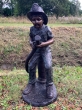 Feuerwehrmann Sam als Wasserspeier aus Bronze von vorne im Garten 