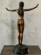 Orientalische Frau Mila auf Marmorsockel aus Bronze von der Seite