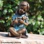 Bronzeskulptur Mädchen mit Ihrem Teddybär