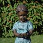 Bronzeskulptur Junge mit Vogel in seinen Händen 