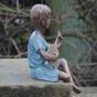 Bronzefigur Kleiner Junge Jan spielt auf seiner Gitarre von der seite